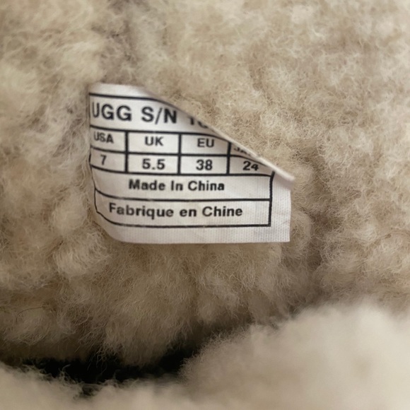 UGG “Lodge” boots size 7 (can fit 8!) - Picture 4 of 10